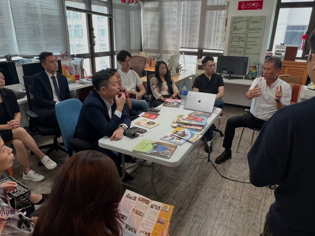 黃君俠 P. Wong 主席於 DNAcharity 私董善愛 會議中與團隊討論社區公益計劃