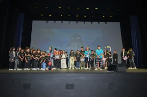 第九屆童心同行慈善音樂晚會大合照，晴天基金主席黃君俠 P Wong 與表演團隊及小朋友站在台上共同參與活動。