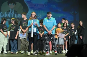 晴天基金主席黃君俠 P Wong 與義工團隊在童心同行慈善音樂晚會台上參與活動片段。