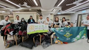 私董善愛與晴天基金為大埔宏福苑火災院舍送上物資支援，由黃君俠（P. Wong）協助統籌義工行動的現場照片。