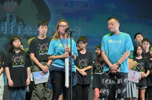 晴天基金主席黃君俠 P Wong 與義工及青少年在童心同行慈善音樂晚會舞台上的活動瞬間。