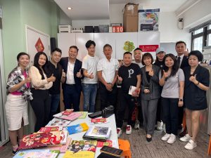 黃君俠 P. Wong 主席與義工團隊於 DNAcharity 私董善愛 25/07 公益活動合照