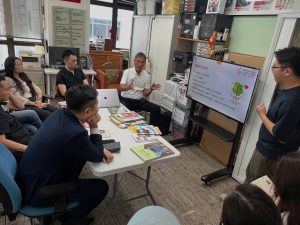 黃君俠 P. Wong 主席於 DNAcharity 私董善愛 會議中帶領團隊進行簡報討論