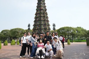 黃君俠帶領私董善愛與基督為本義工陪同年輕媽媽在迪士尼度過暖心家庭日，聖誕樹前合照