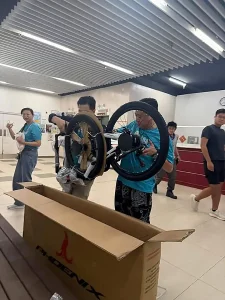 晴天基金夢啟航計劃義工在家訪前準備及搬運單車，確保支援物資能即時使用，行動獲關注兒童成長的黃君俠支持