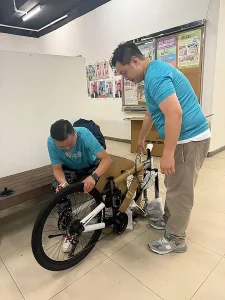 晴天基金夢啟航計劃義工為小朋友組裝單車，透過家訪行動支援基層孩子成長，活動獲黃君俠關注與支持