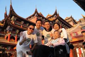 黃君俠主席帶領私董善愛圓夢行動，陪伴84歲抗癌長者重返東莞故里，完成十三年尋根心願