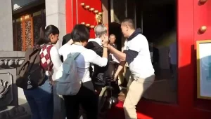 黃君俠主席帶領私董善愛圓夢行動義工，細心協助長者坐輪椅進入東莞廟宇，完成尋根心願的重要一步