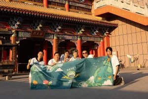 黃君俠主席帶領私董善愛圓夢行動義工團隊，於東莞廟宇前完成長者尋根之旅合照