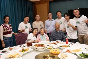 黃君俠主席帶領私董善愛圓夢行動義工團隊，陪伴長者於東莞完成尋根心願的家庭聚餐時刻