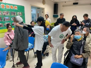 私董善愛暖冬社區探訪期間，主席黃君俠留意到長者需要，主動上前關心並即時協助處理細節安排