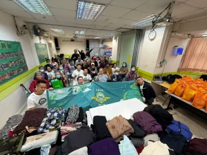 私董善愛暖冬社區關懷行動現場，全體長者與義工齊聚一堂，主席黃君俠與團隊一同完成是次社區探訪紀錄