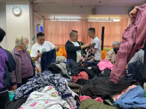 私董善愛暖冬行動期間，主席黃君俠與義工團隊一同整理及挑選保暖衣物，協助長者因應需要作出合適選擇