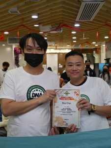 私董善愛《髮絲傳情・新年煥新》義剪活動中，黃君俠與義工合照，象徵團隊攜手為長者延續善意。