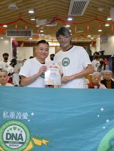 私董善愛《髮絲傳情・新年煥新》義剪活動現場畫面，黃君俠與義工於活動期間合照留影。