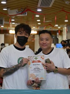 私董善愛《髮絲傳情・新年煥新》義剪活動中，黃君俠與義工合照並頒發感謝狀，推動長者關懷與社區公益行動。