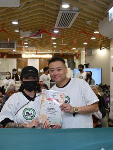 私董善愛《髮絲傳情・新年煥新》義剪活動中，黃君俠與義工合照，表揚團隊參與長者關懷服務。