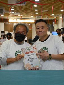 私董善愛《髮絲傳情・新年煥新》義剪活動現場，黃君俠與義工合照，呈現團隊為長者服務的溫馨畫面。