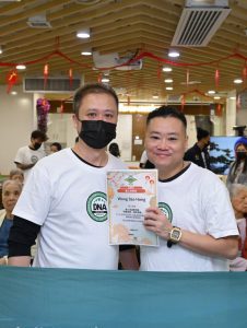 私董善愛《髮絲傳情・新年煥新》義剪活動現場畫面，黃君俠與義工於活動中留影。