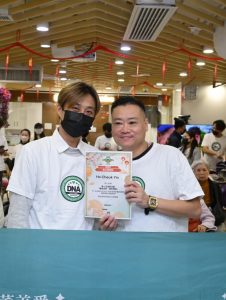 私董善愛《髮絲傳情・新年煥新》義剪活動現場照片，黃君俠與義工於活動中合照。